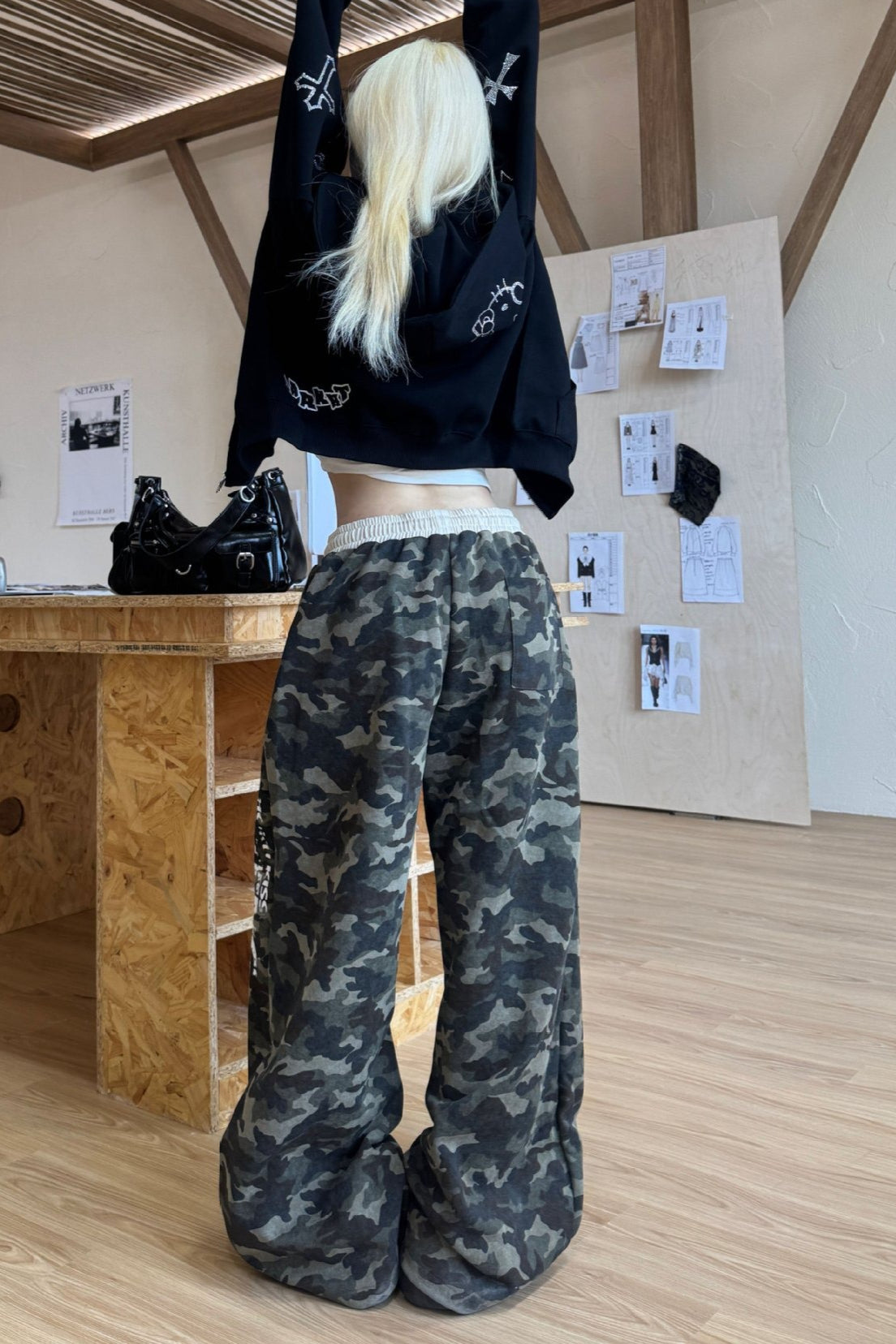 Retro Camo Letter Graphic Curved Sweat Pants image 4