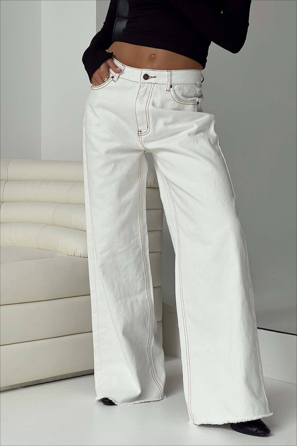 Relaxed Fit Raw Edge Dragging Jeans image 8