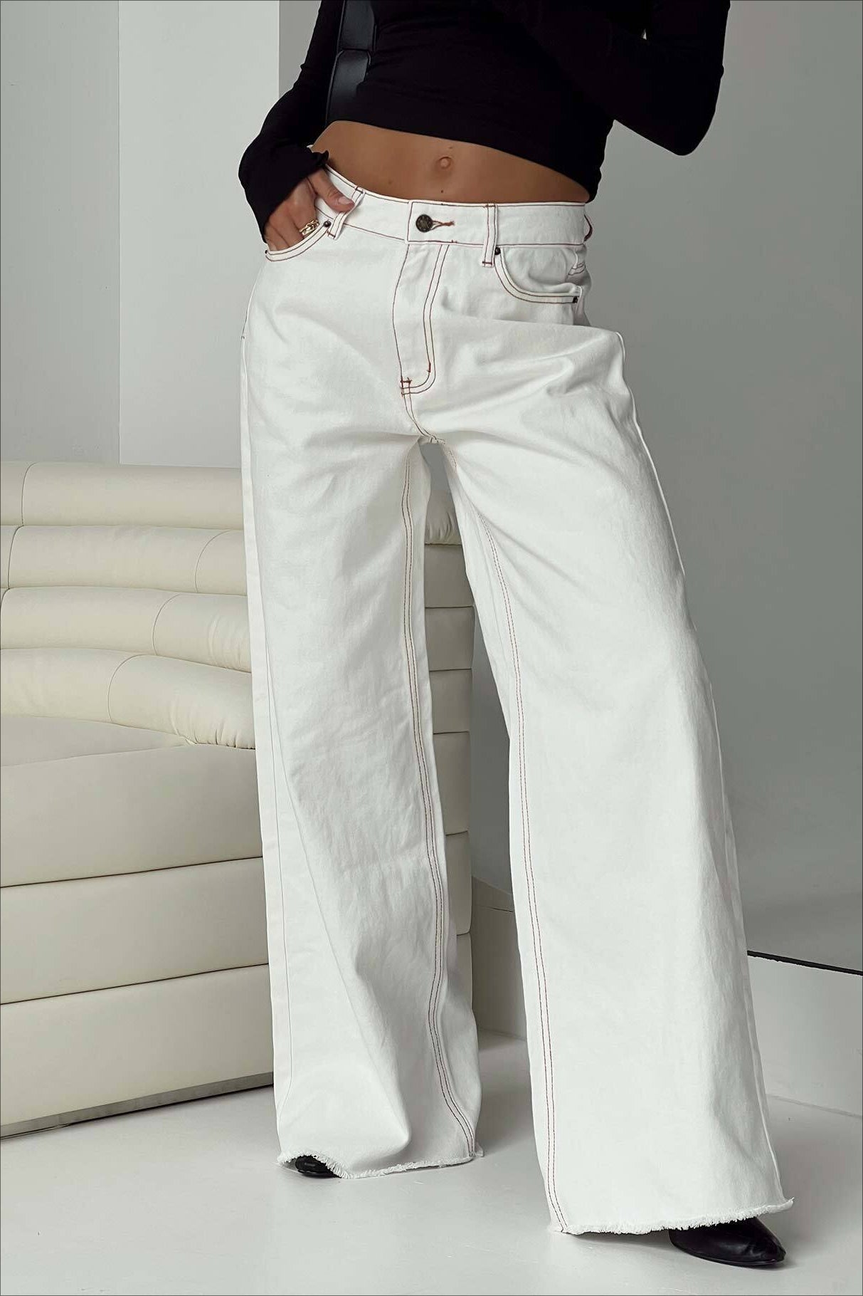 Relaxed Fit Raw Edge Dragging Jeans image 8