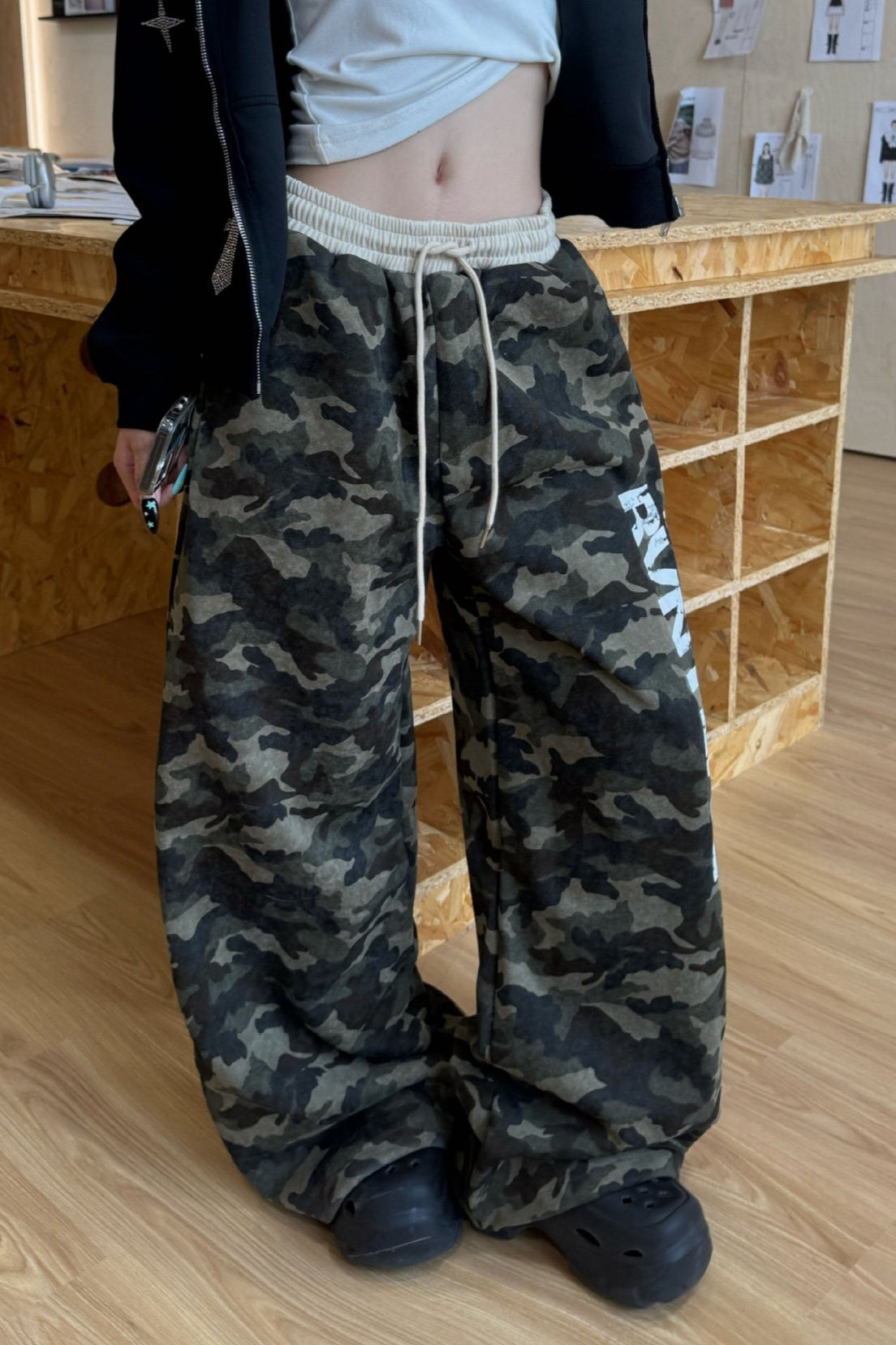 Retro Camo Letter Graphic Curved Sweat Pants image 2
