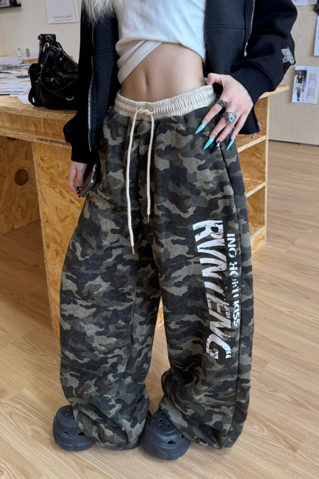 Retro Camo Letter Graphic Curved Sweat Pants image 3