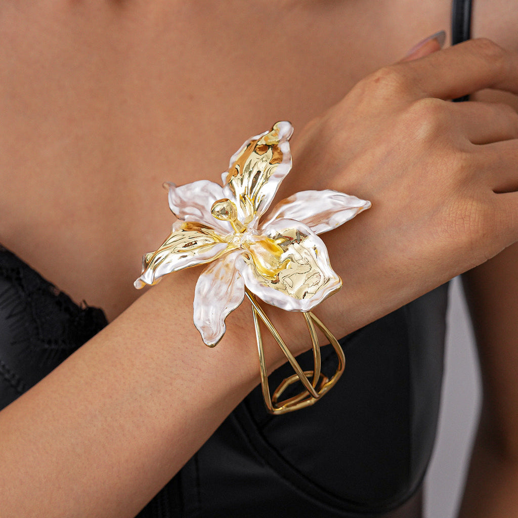 Floral Pattern Metal Line Open Bracelet image 1