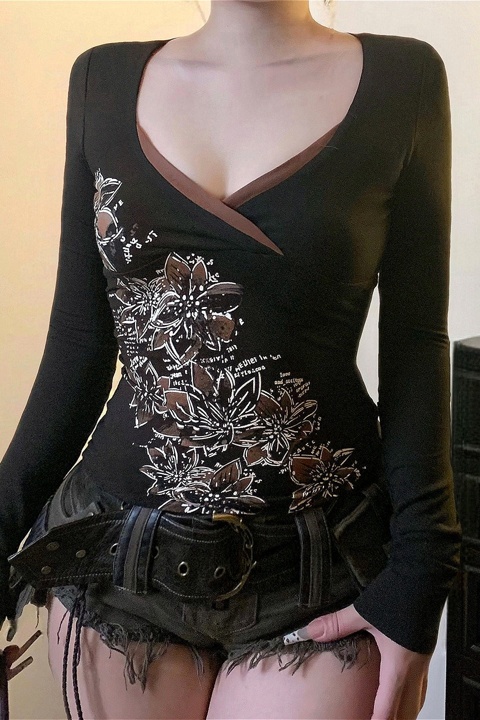 Retro Floral Printed V Neck Blouse image 4