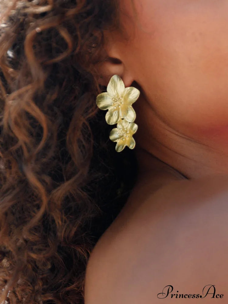 Fashionable Charming Flower-Shaped Earrings image 3