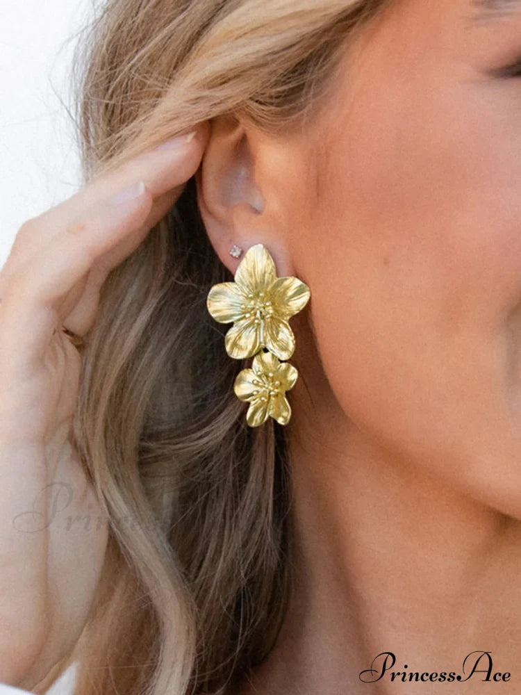 Fashionable Charming Flower-Shaped Earrings image 1
