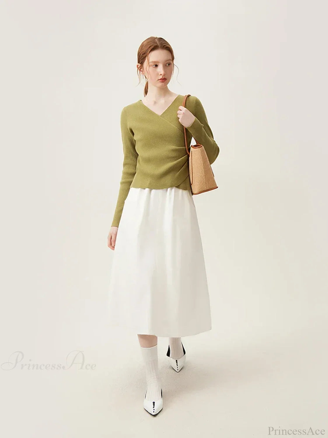 Minimalist V-neck Knit Bottom Sweater Sweater image 4