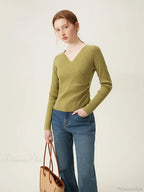 Minimalist V-neck Knit Bottom Sweater Sweater image 3